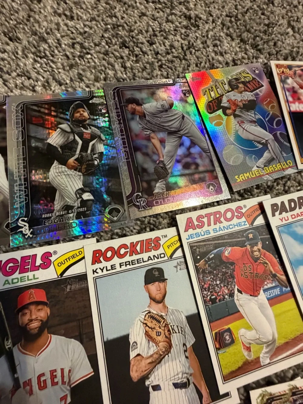 Lot of 130 Topps 2025-2026 baseball cards with rookies & inserts - Picture 9 of 10